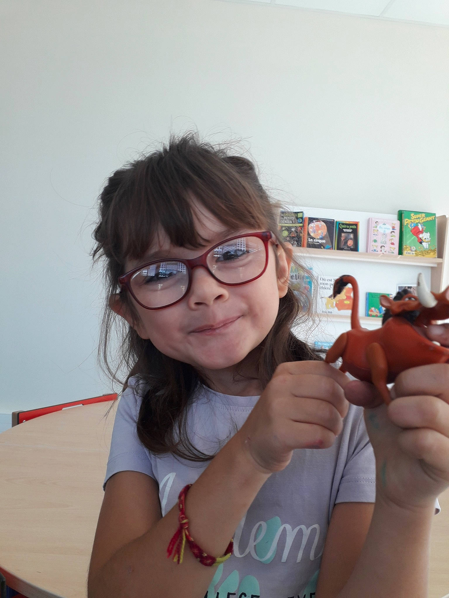 Charlène participe au concours pour gagner de l'argent avec cette photo : child, eyewear, finger, gesture, glasses, hand, person, room, smile, thumb, vision_care