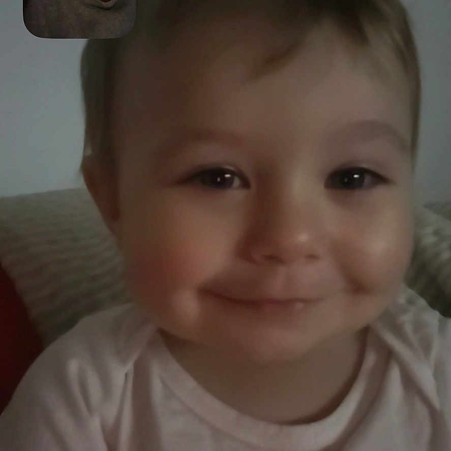 Henni a rejoint le concours — aidez-le/la à gagner de superbes lots ! baby, child, clothing, communication, cute, expression, face, happy, head, indoor, light, person, portrait, screen, sitting, smile, technology, toddler, video_call, young_child