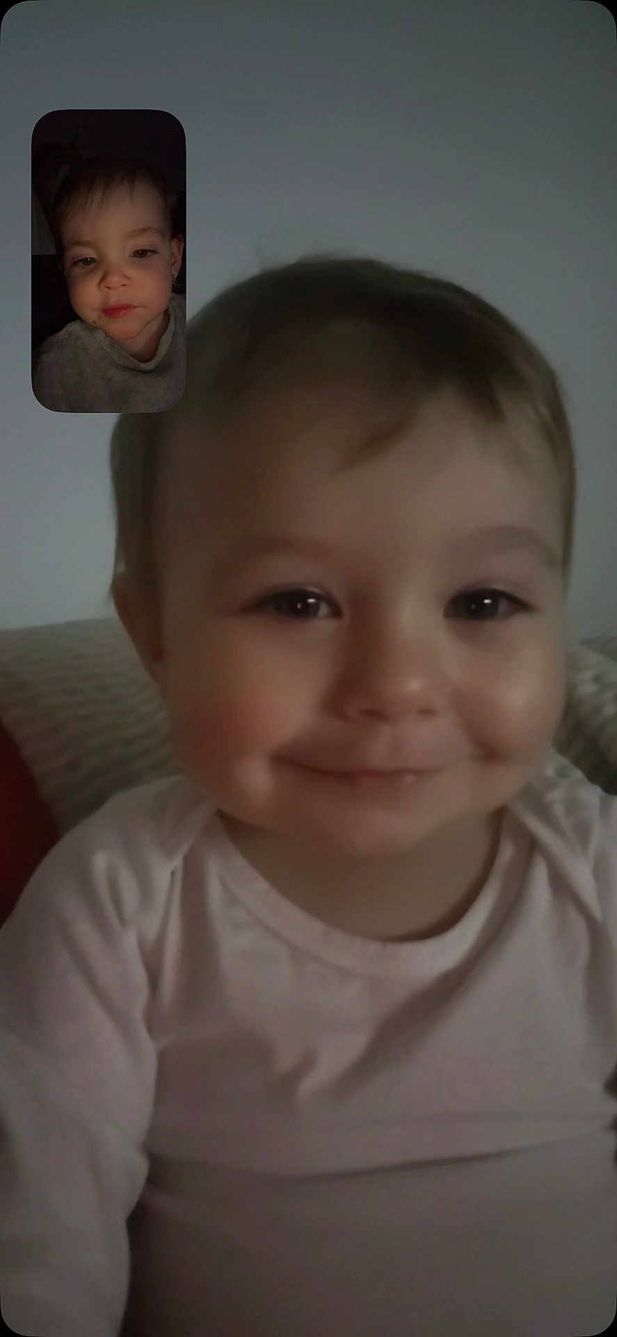 Henni a rejoint le concours — aidez-le/la à gagner de superbes lots ! child, toddler, face, smile, video_call, indoor, clothing, portrait, young_child, person, baby, cute, expression, head, sitting, light, technology, screen, communication, happy