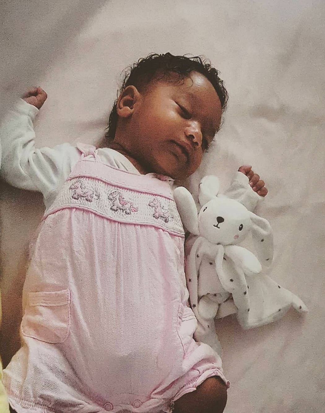 Meloah a rejoint le concours — aidez-le/la à gagner de superbes lots ! baby, baby_sleeping, baby_toddler_clothing, cheek, child, comfort, fun, fur, gesture, happy, linens, lip, nose, person, pink, sitting, skin, sleeve, stuffed_toy, toddler