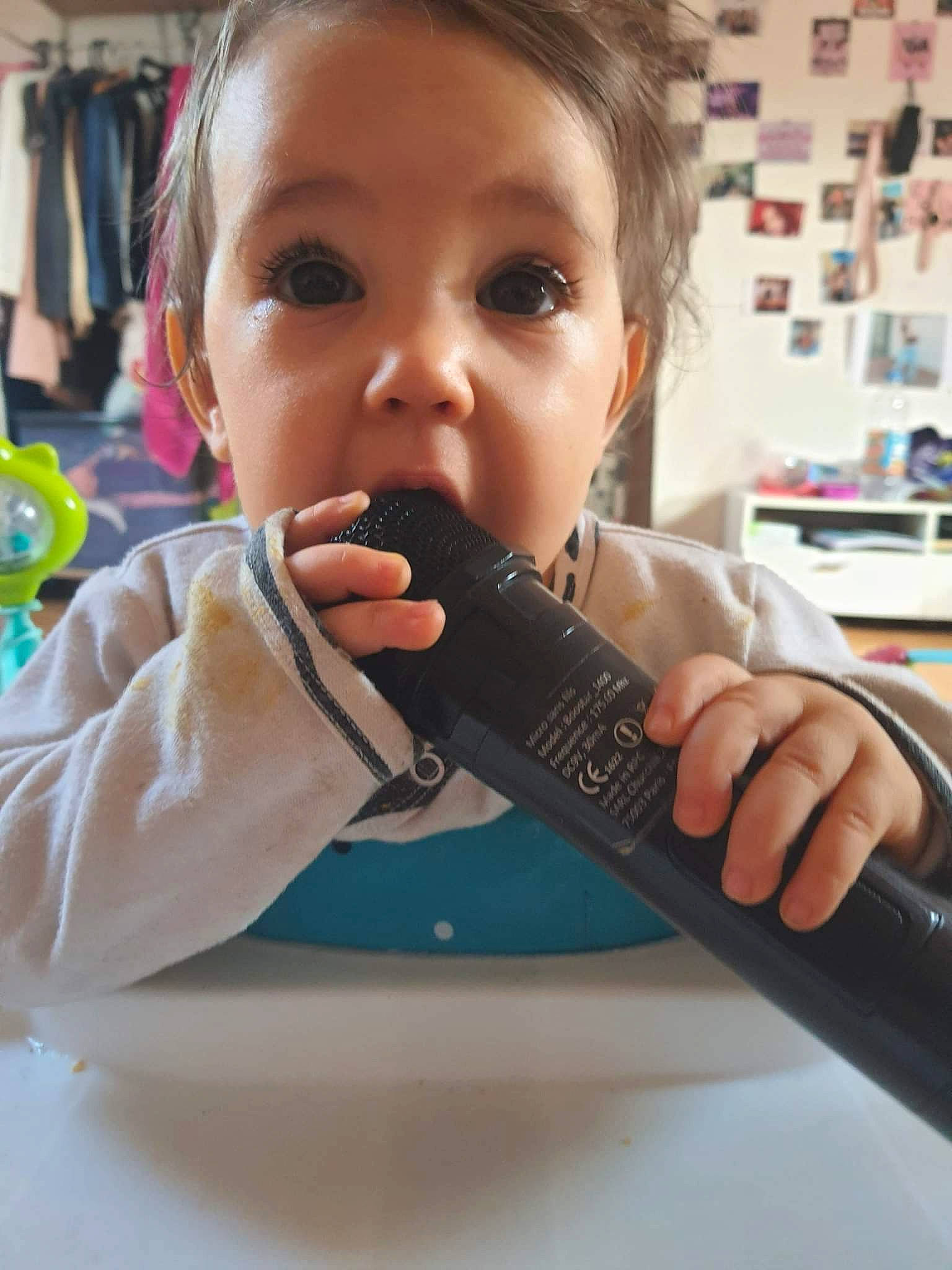 Anaya participe au concours pour gagner de l'argent avec cette photo : audio_equipment, baby_food, biting, child, comfort_food, eating, eyelash, finger, food, food_craving, gadget, gesture, nail, nose, person, play, surprise, sweetness, tableware, thumb