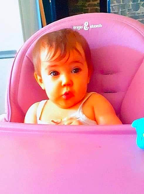 Anaya a rejoint le concours — aidez-le/la à gagner de superbes lots ! baby, baby_products, baby_toddler_clothing, bathing, cheek, child, chin, circle, comfort, facial_expression, fun, hairstyle, happy, magenta, person, pink, play, room, sitting, skin