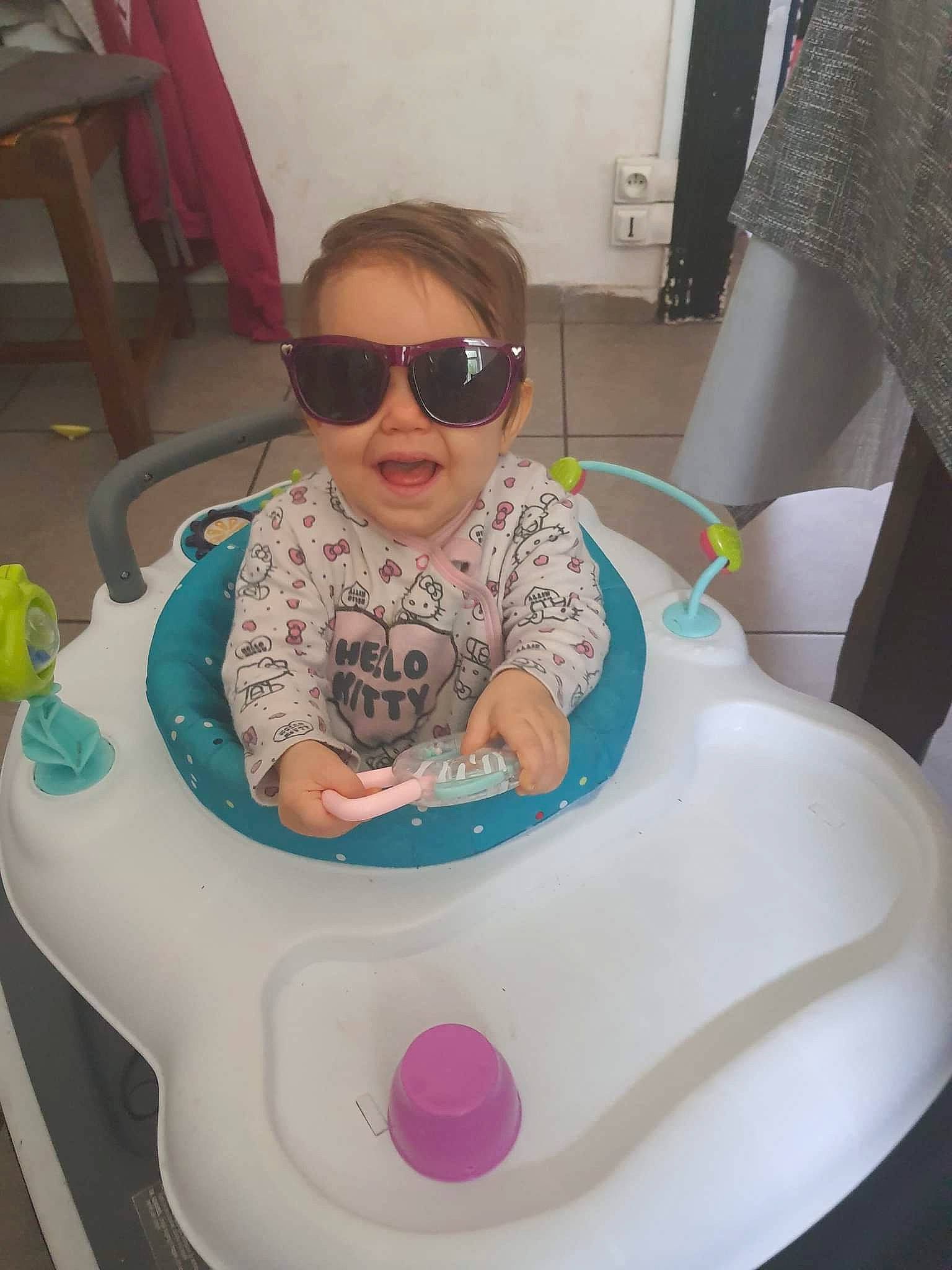 Anaya a rejoint le concours — aidez-le/la à gagner de superbes lots ! baby, baby_products, baby_toddler_clothing, chair, child, circle, comfort, curtain, eyewear, fun, goggles, hairstyle, leisure, person, play, recreation, room, sitting, sunglasses, table