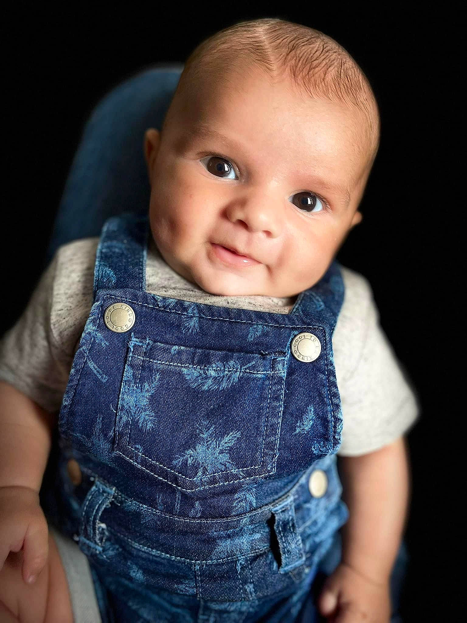 Ezio participe au concours pour gagner de l'argent avec cette photo : baby, baby_toddler_clothing, cheek, chest, collar, electric_blue, eye, flash_photography, hair, happy, iris, lip, neck, nose, pattern, person, skin, sleeve, smile, toddler