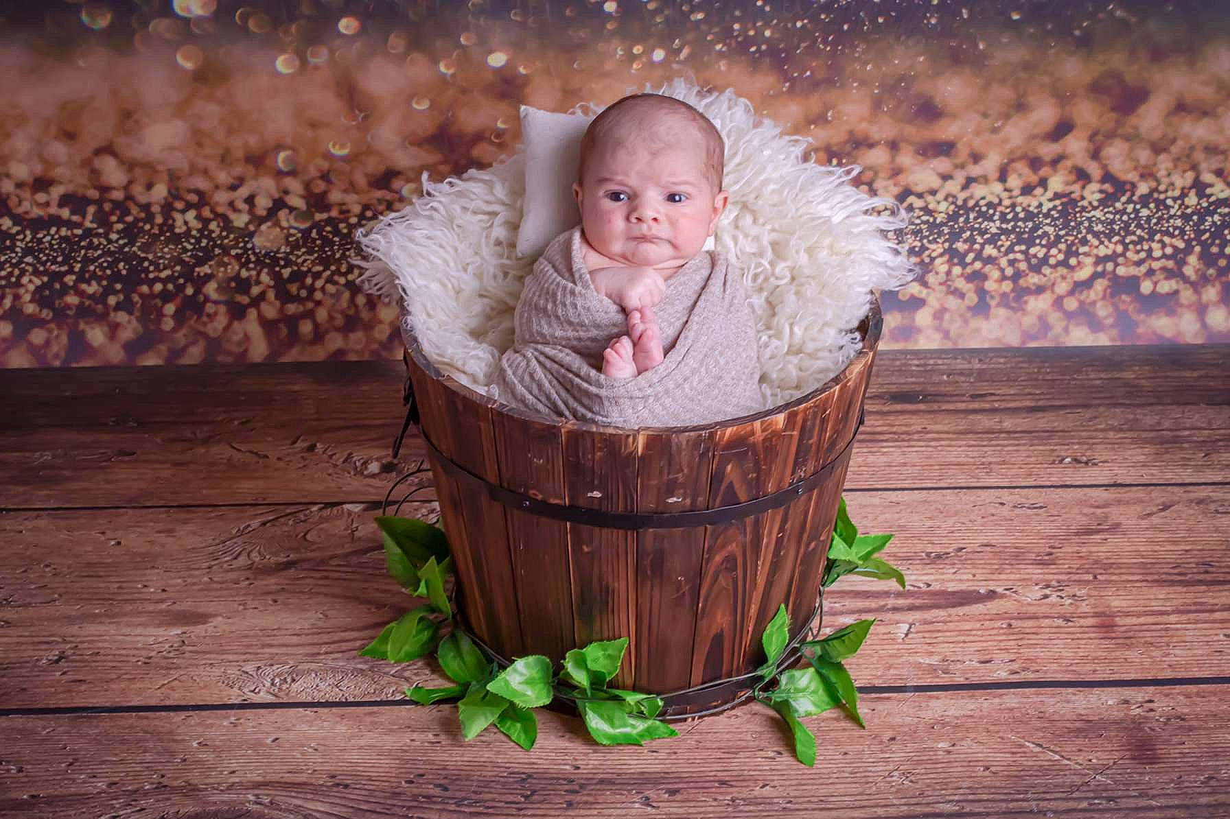 Ezio participe au concours pour gagner de l'argent avec cette photo : baby, baby_products, basket, chair, child, flash_photography, grass, happy, hardwood, leisure, lighting, people_in_nature, person, plant, portrait_photography, sitting, still_life_photography, toddler, tree, wood