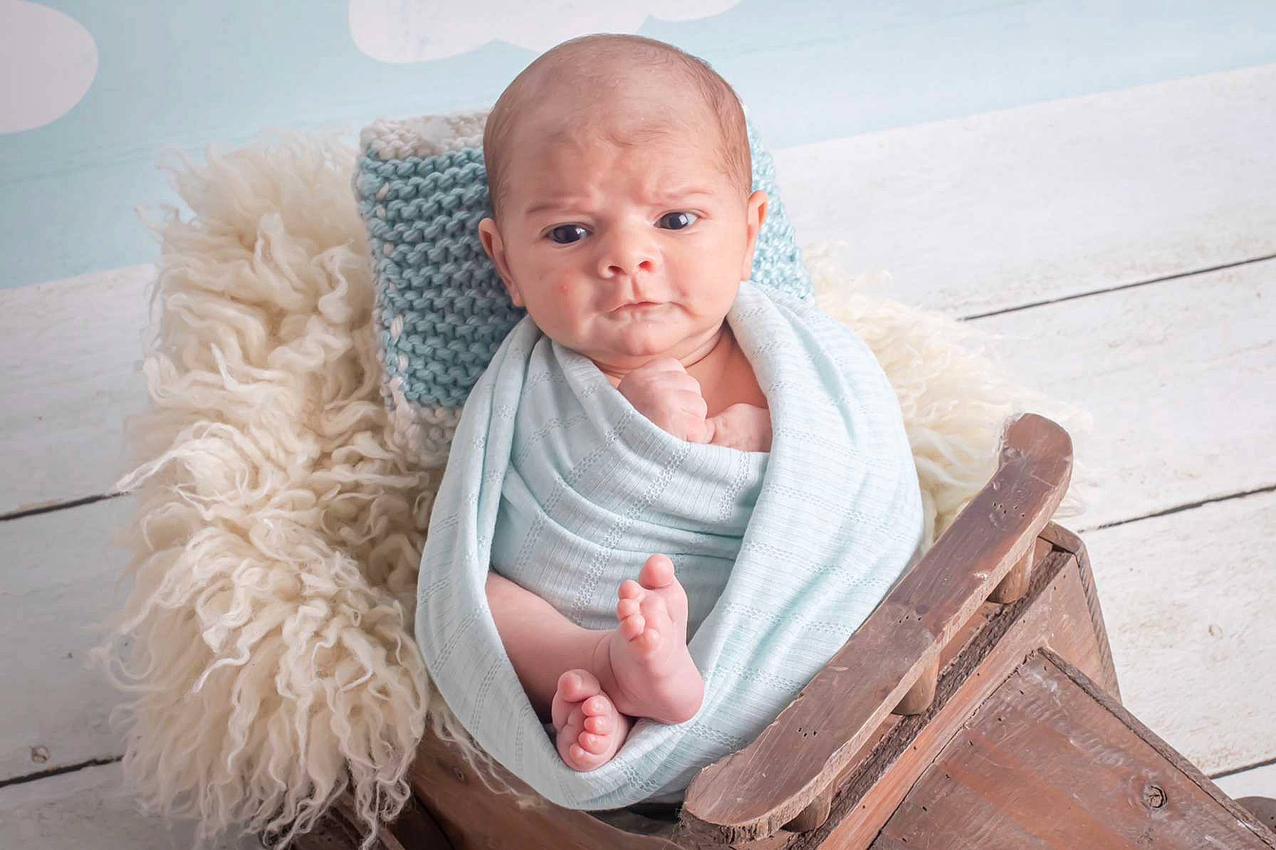 Ezio participe au concours pour gagner de l'argent avec cette photo : arm, baby, baby_products, baby_toddler_clothing, chin, comfort, eye, fashion_accessory, finger, hand, happy, human_body, iris, leg, linens, lip, person, sitting, skin, toddler