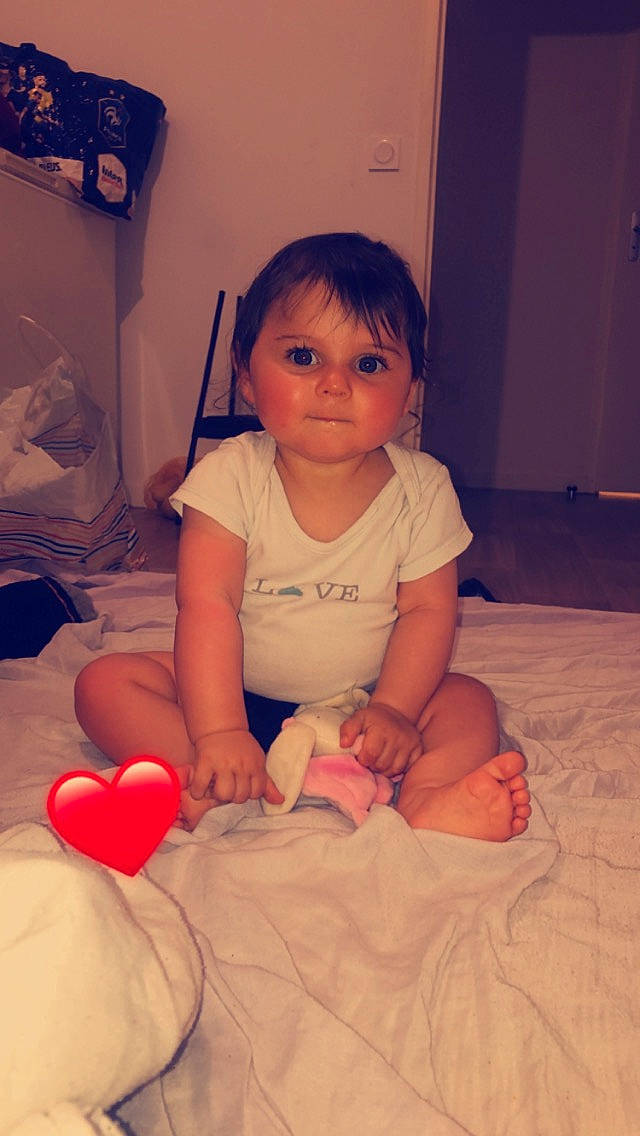 Layana participe au concours pour gagner de l'argent avec cette photo : baby_toddler_clothing, cheek, comfort, finger, floor, flooring, happy, head, human_body, knee, leg, mouth, neck, nose, person, pink, shoulder, skin, sleeve, t_shirt