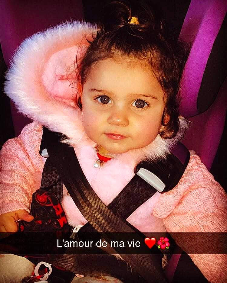 Layana a rejoint le concours — aidez-le/la à gagner de superbes lots ! baby, baby_toddler_clothing, black_hair, cheek, chin, cool, ear, eyebrow, eyelash, finger, flash_photography, gesture, hair, happy, iris, lip, nose, person, pink, skin