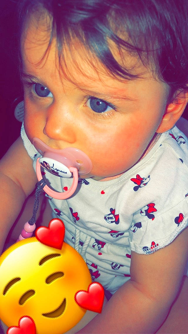 Layana participe au concours pour gagner de l'argent avec cette photo : baby_toddler_clothing, beauty, cheek, child, eyelash, facial_expression, finger, fun, happy, iris, lip, mouth, nose, orange, organ, people, person, skin, sleeve, sweetness