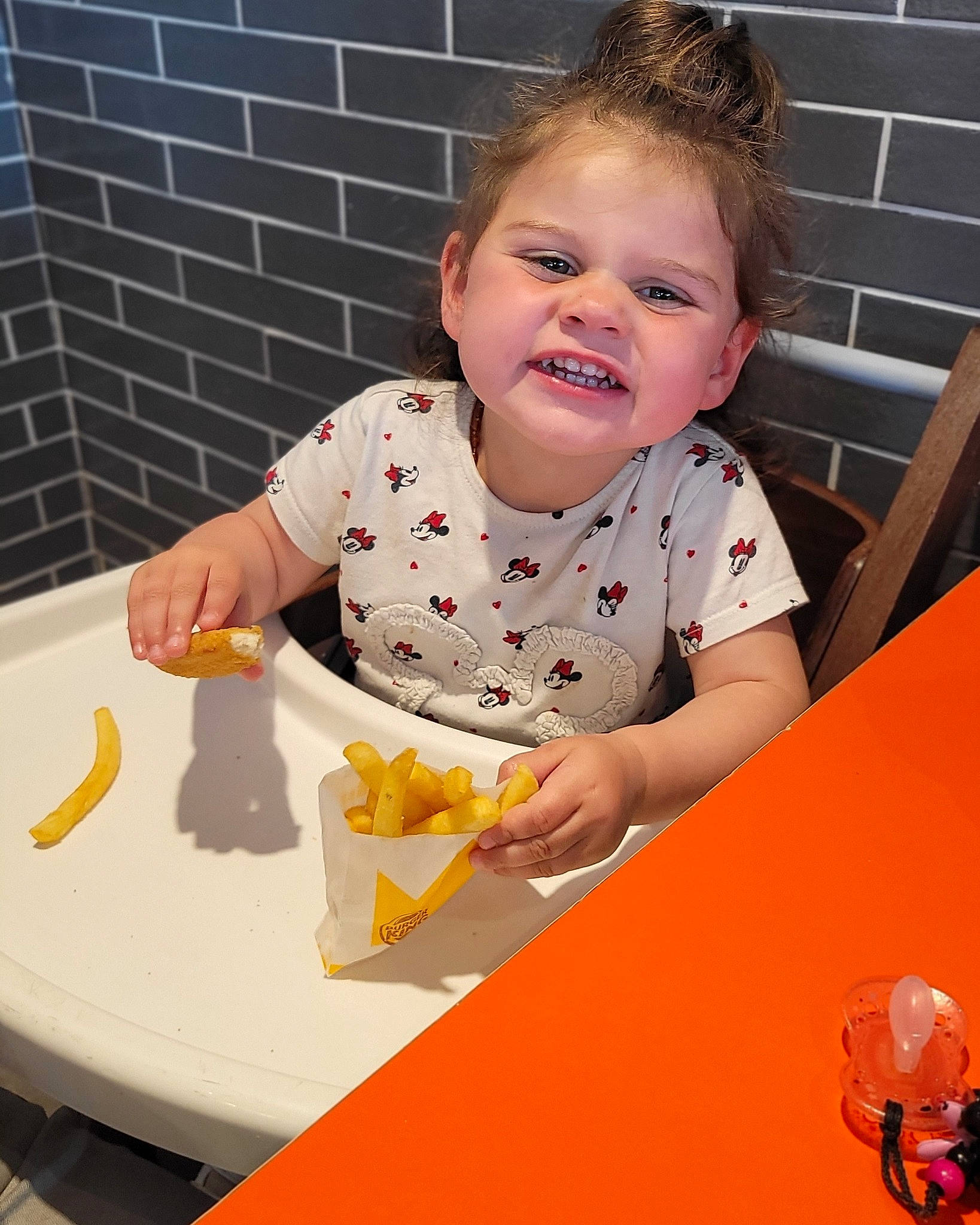 Layana a rejoint le concours — aidez-le/la à gagner de superbes lots ! baby, chair, child, comfort_food, cooking, finger, food_craving, fun, hairstyle, joy, kitchen, orange, person, play, plumbing, plumbing_fixture, room, smile, table, tableware