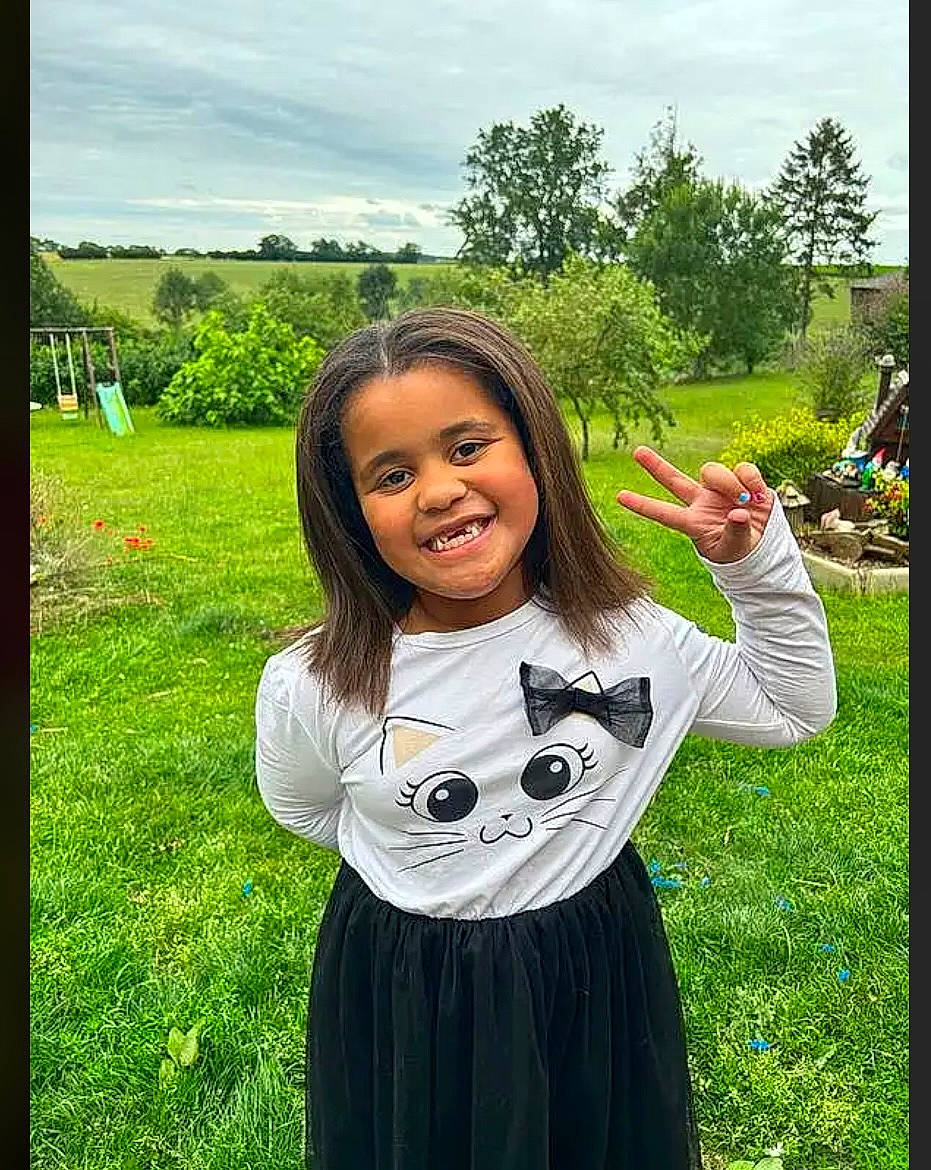 Carrie participe au concours pour gagner de l'argent avec cette photo : baby_toddler_clothing, cloud, day_dress, dress, gesture, grass, grassland, green, happy, joy, meadow, nature, people_in_nature, person, photograph, plant, sky, sleeve, smile, summer