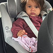 Charli a rejoint le concours — aidez-le/la à gagner de superbes lots ! blanket, car, car_seat, child, clothing, fabric, hair, head, indoor, person, restraint, safety, seat, seat_belt, serious_expression, sitting, toddler, vehicle_interior, window, young_child