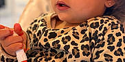 Charli a rejoint le concours — aidez-le/la à gagner de superbes lots ! casual, child, clothing, cute, expression, eyes, face, fingertips, hair, hand, high_chair, indoor, leopard_print, marker, person, portrait, sitting, skin, toddler, young_child