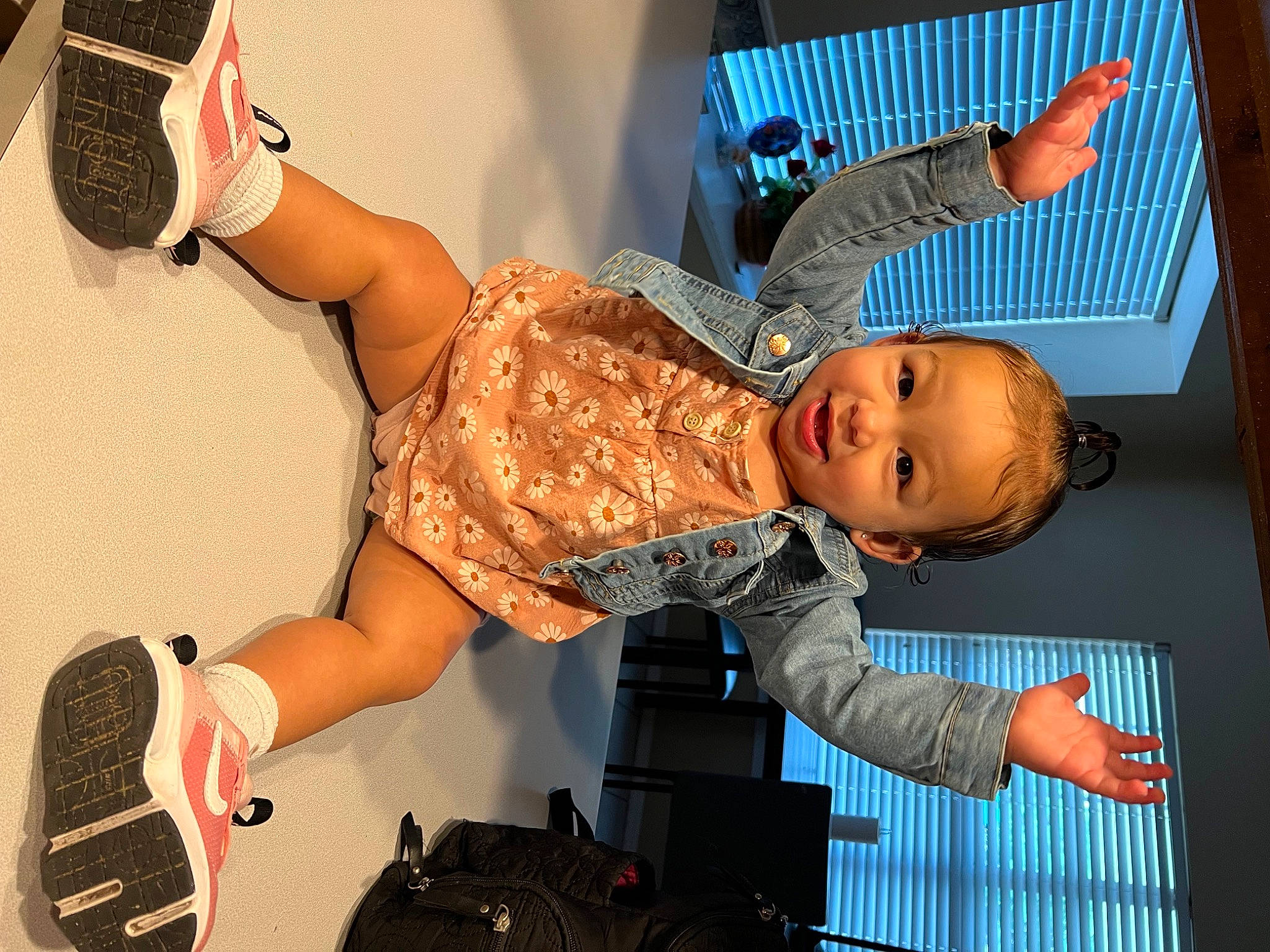 Isabella is registered to the contest to win money with this photo: arm, baby, bag, child, entertainment, event, eyewear, fun, happy, hat, human_leg, knee, leisure, luggage_and_bags, muscle, performing_arts, person, room, smile, thigh