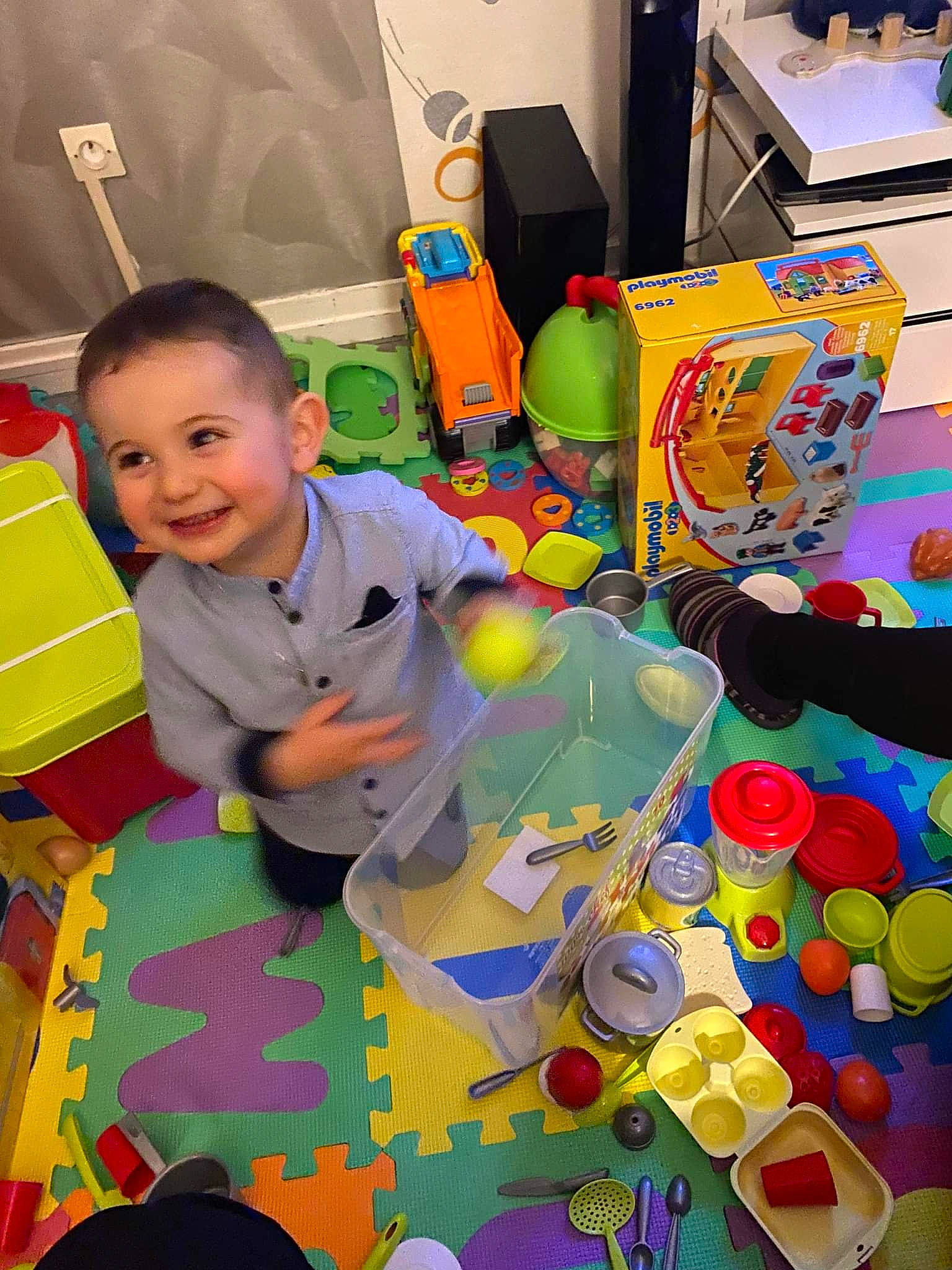 Romain a rejoint le concours — aidez-le/la à gagner de superbes lots ! art, artist, baby, baby_toys, child, event, flooring, fun, happy, joy, kindergarten, leisure, pattern, person, play, recreation, room, smile, t_shirt, toddler