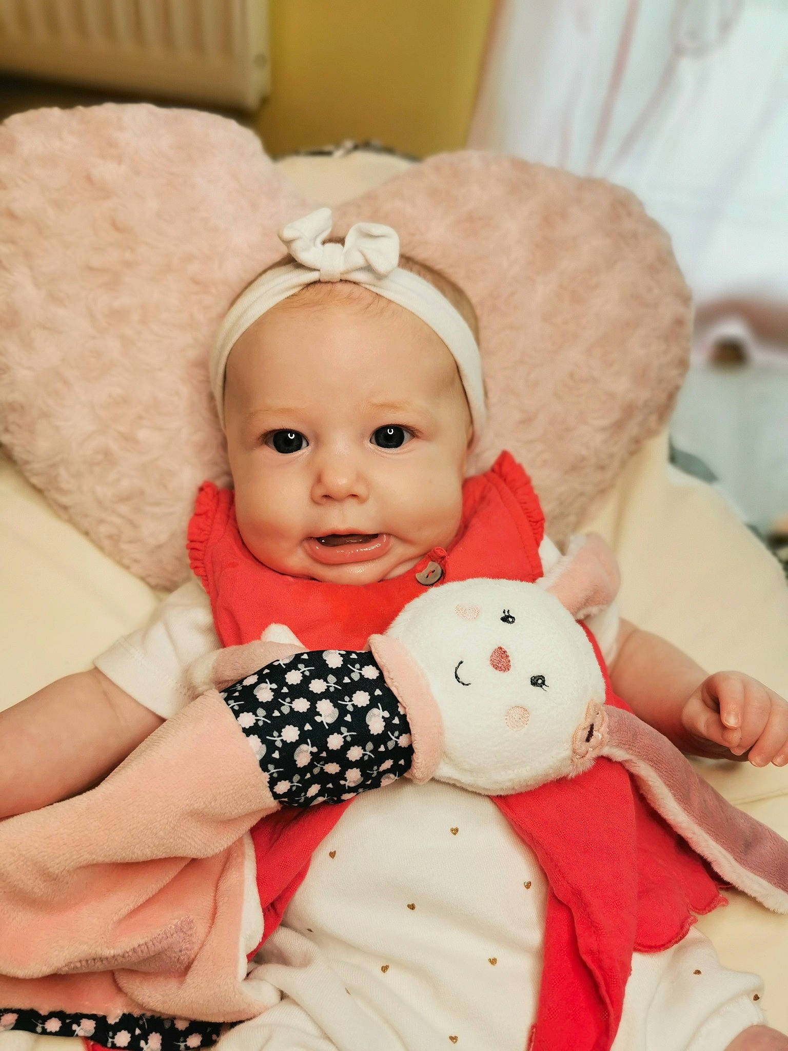 Mila a rejoint le concours — aidez-le/la à gagner de superbes lots ! baby, baby_toddler_clothing, cheek, child, ear, hair_accessory, headgear, pattern, person, pink, polka_dot, skin, toddler