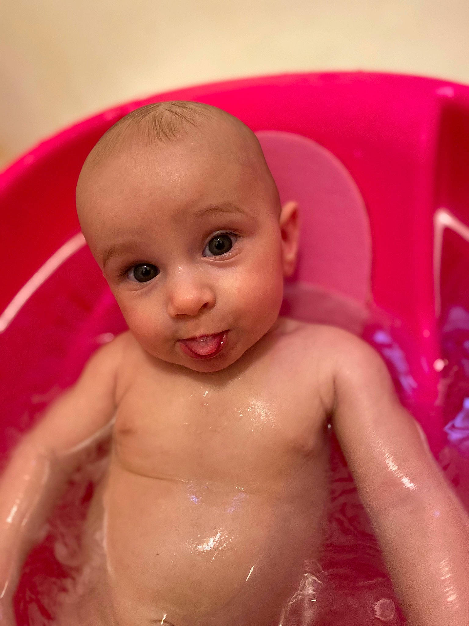 Layla is registered to the contest to win money with this photo: baby, baby_bathing, bathing, bathtub, cheek, child, eye, face, fun, head, person, pink, skin, smile, toddler, washing
