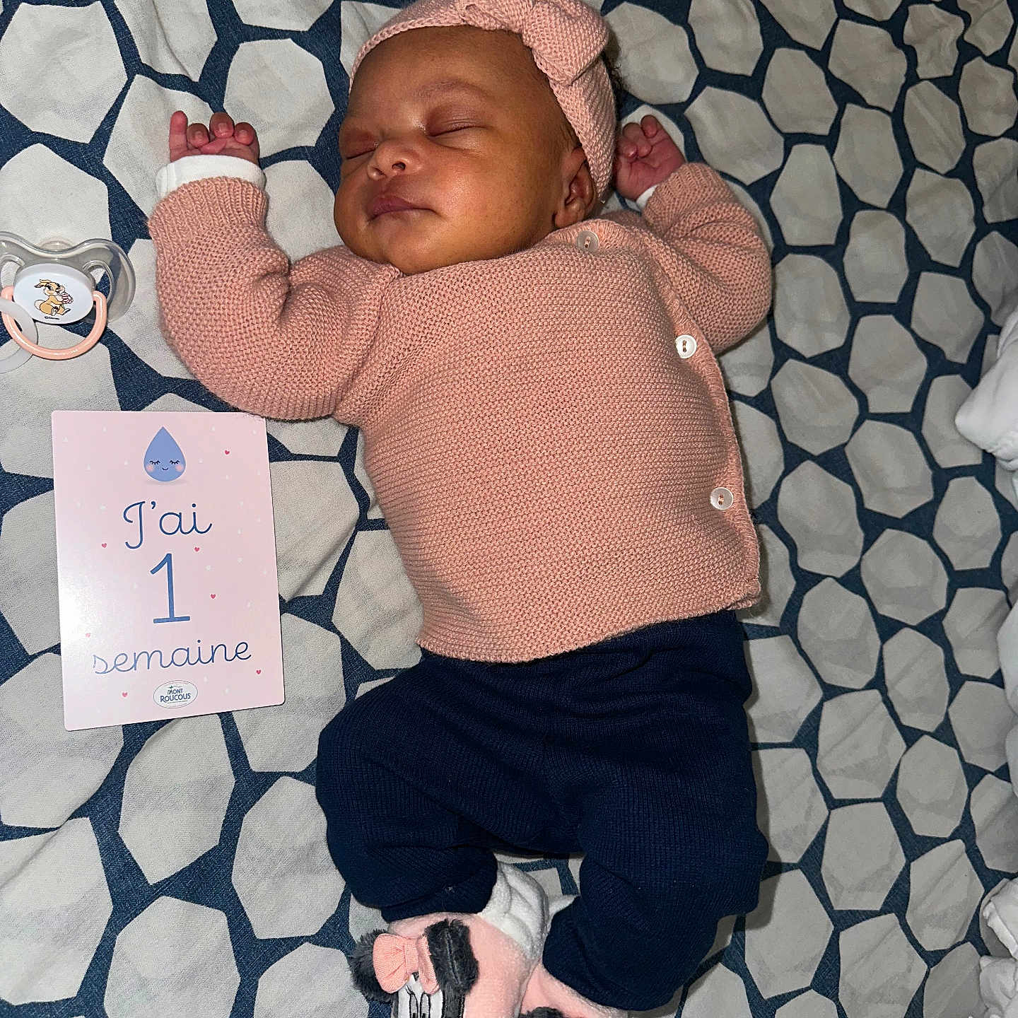 Kelyahna a rejoint le concours — aidez-le/la à gagner de superbes lots ! baby, blanket, bodypart, clothing, face, finger, footwear, furniture, glove, hand, hat, head, newborn, pants, person, photography, portrait, shoe, shorts, sneaker