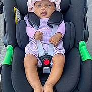 Kelyahna participe au concours pour gagner de l'argent avec cette photo : baby, baby_fashion, bare_feet, black_car_seat, car_seat, child, curious_expression, cute, footwearless, hat, headwear, infant, legs, outdoor, purple_clothing, safety_harness, sitting, small_hands, straps, toddler