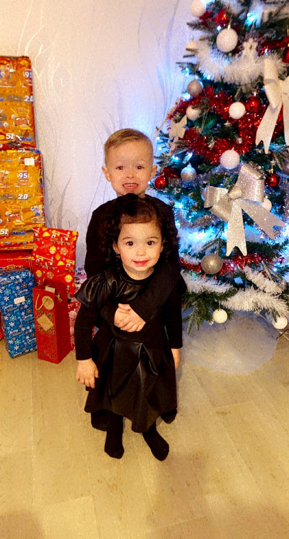 Maïssa participe au concours pour gagner de l'argent avec cette photo : child, christmas, christmas_decoration, christmas_ornament, christmas_tree, conifer, event, fun, happy, holiday, holiday_ornament, joy, ornament, person, room, smile, standing, toddler, tradition, tree