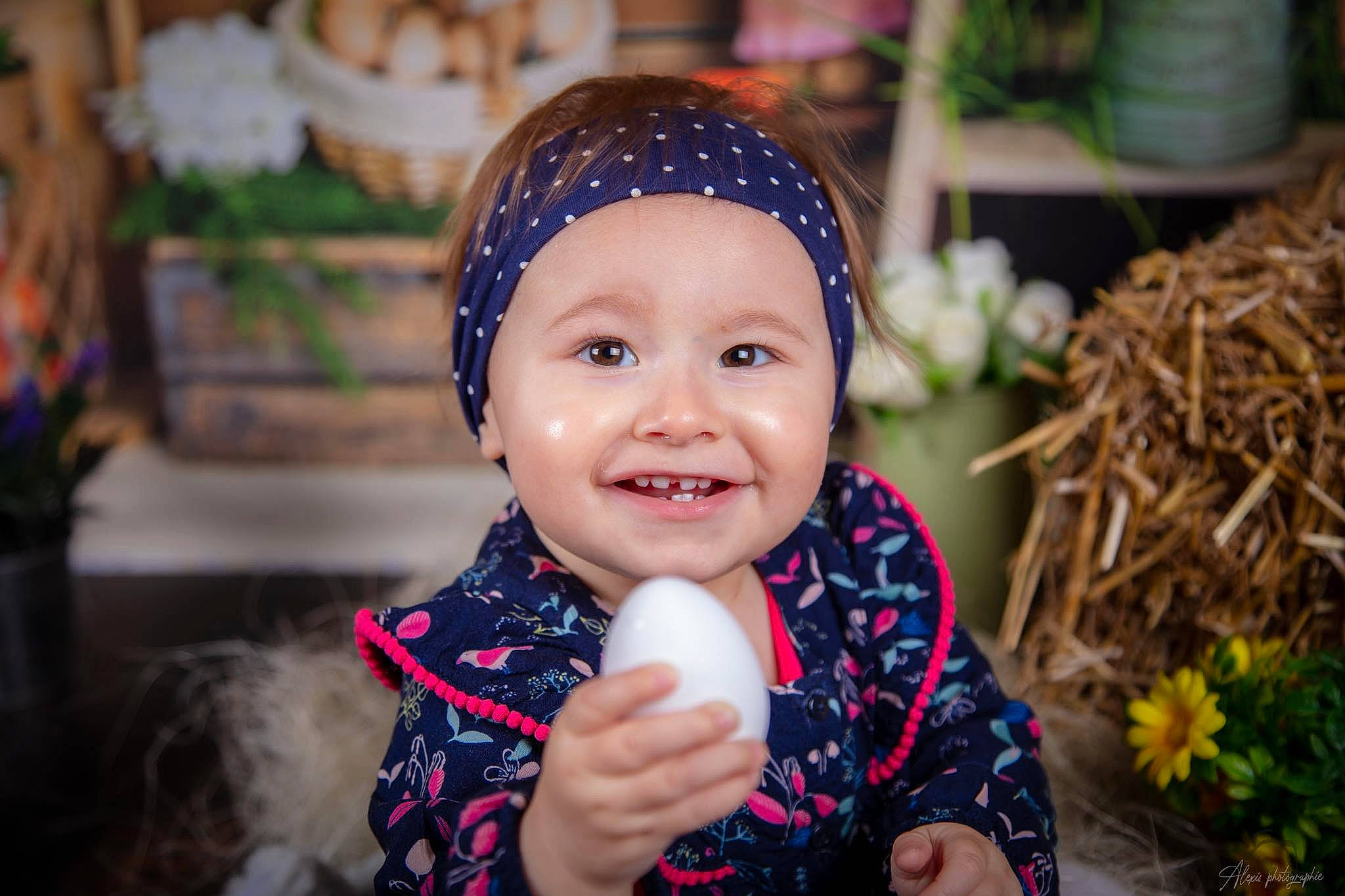 Mya participe au concours pour gagner de l'argent avec cette photo : baby, child, electric_blue, event, eye, facial_expression, flash_photography, fun, gesture, happy, head, headband, headwear, iris, joy, pattern, person, plant, skin, smile