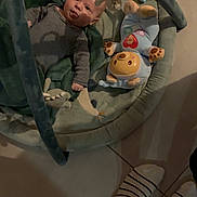 Léon a rejoint le concours — aidez-le/la à gagner de superbes lots ! baby, infant, child, play_mat, toy, plush_toy, onesie, lying_down, face, head, eyes_open, mouth_open, arm, hand, socks, feet, legs, tiled_floor, baby_gym, home_interior