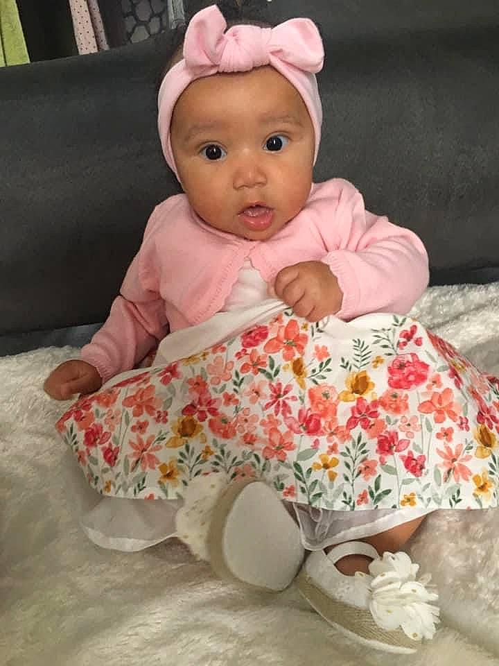 Erika participe au concours pour gagner de l'argent avec cette photo : baby, baby_toddler_clothing, cheek, child, headwear, person, pink, sitting, surprise, toddler