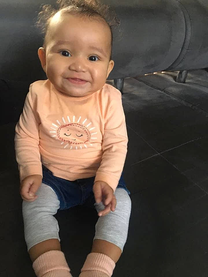 Erika participe au concours pour gagner de l'argent avec cette photo : arm, baby, cheek, child, child_model, chin, eye, face, head, joy, knee, leg, lip, person, photography, sitting, skin, sleeve, smile, standing