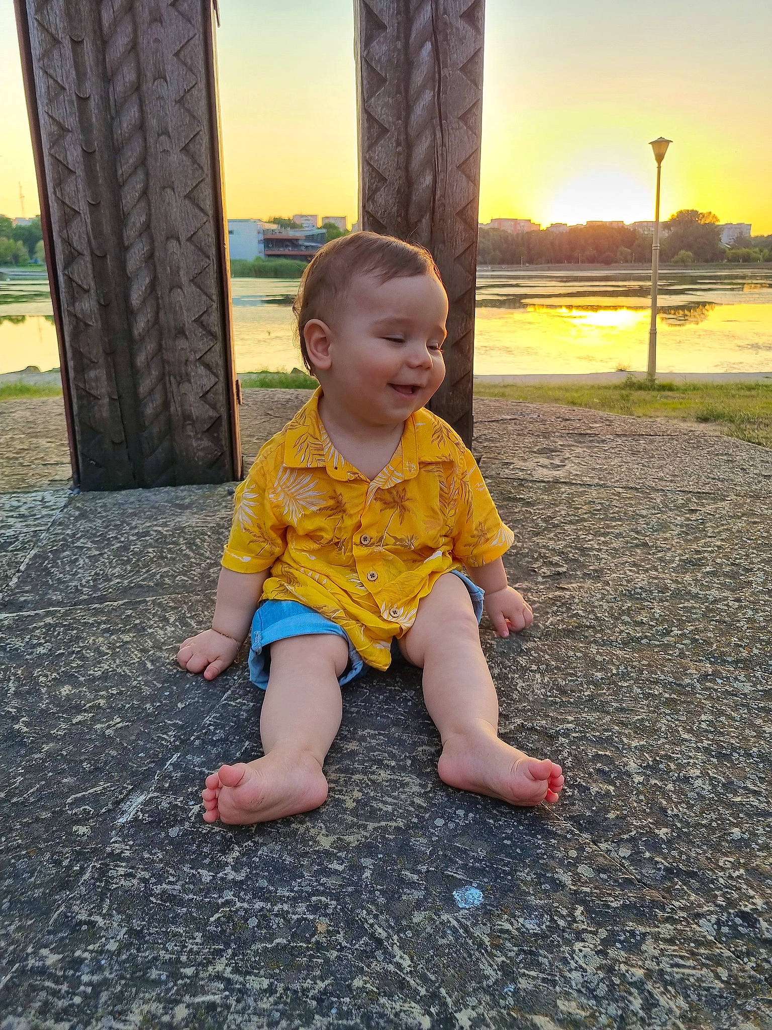 Ianis a rejoint le concours — aidez-le/la à gagner de superbes lots ! asphalt, baby, baby_toddler_clothing, city, eye, face, fun, grass, happy, joy, landscape, leaf, leisure, people_in_nature, person, public_space, recreation, sky, smile, t_shirt