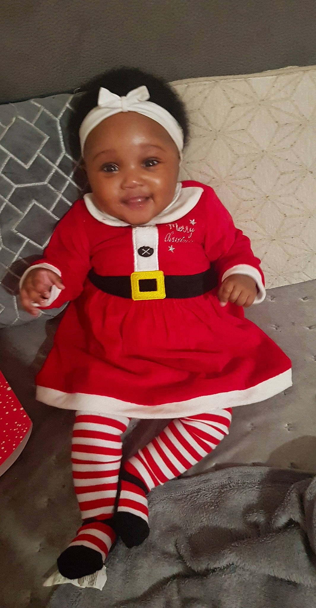 Elianna a rejoint le concours — aidez-le/la à gagner de superbes lots ! child, christmas, christmas_eve, costume, fictional_character, headwear, holiday, joy, person, santa_claus, toddler