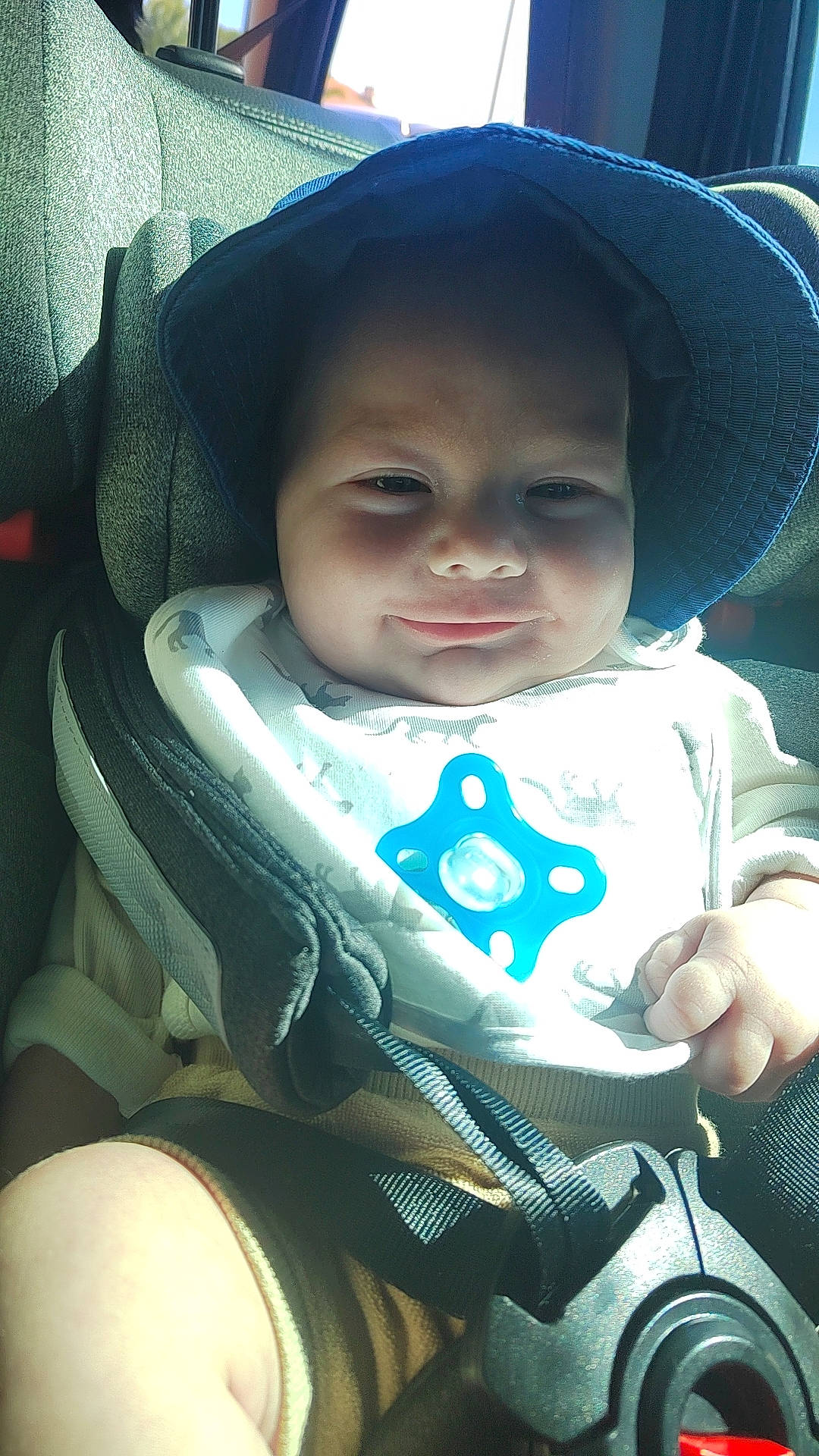 Priam participe au concours pour gagner de l'argent avec cette photo : auto_part, baby, baby_carriage, baby_toddler_clothing, car_seat, cheek, comfort, cool, electric_blue, happy, hat, lip, mouth, nose, person, personal_protective_equipment, skin, smile, sun_hat, toddler