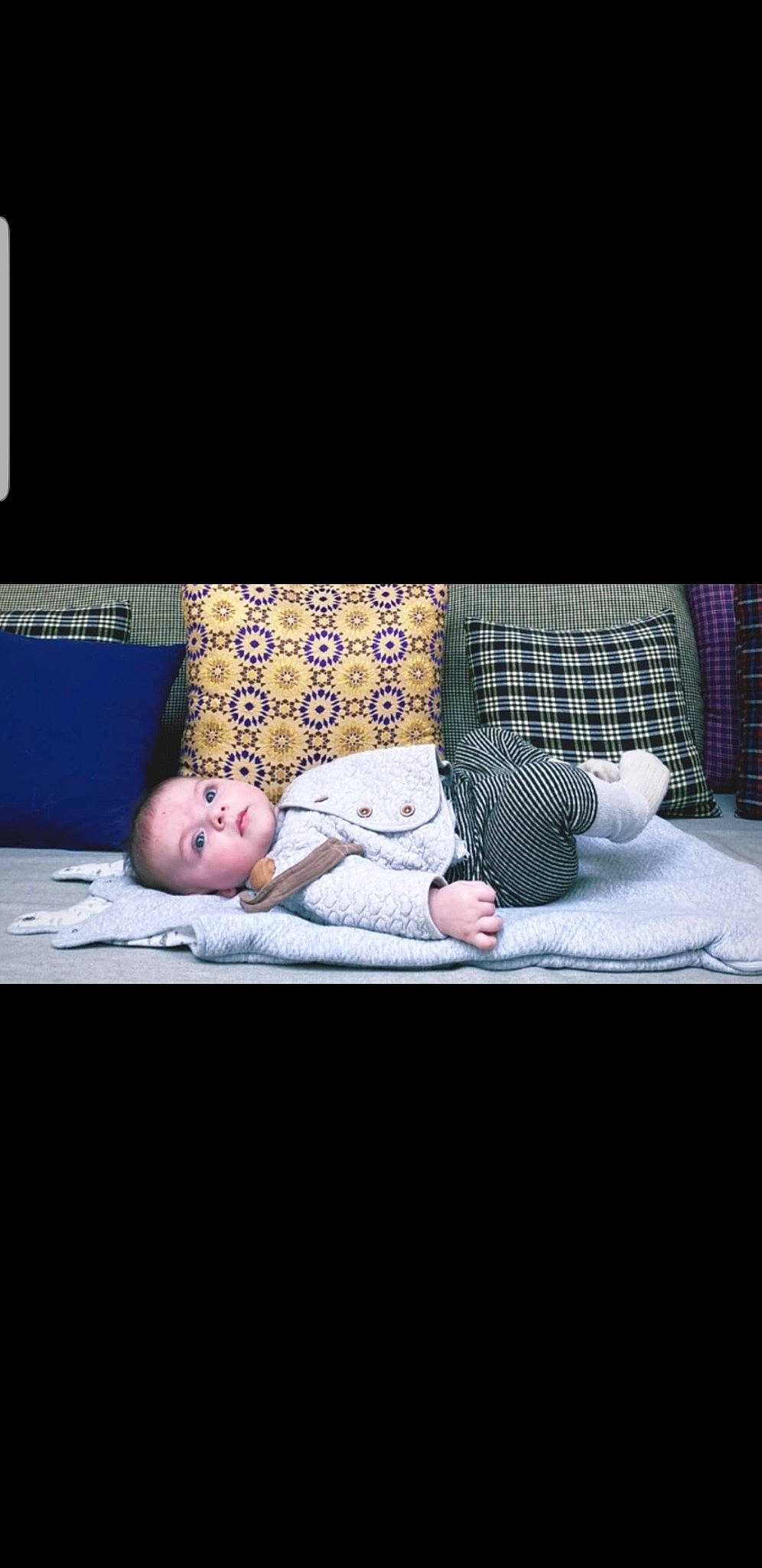 Orso a rejoint le concours — aidez-le/la à gagner de superbes lots ! arm, baby, bed, child, comfort, darkness, entertainment, event, flash_photography, flooring, hand, human, human_body, mammal, performing_arts, person, room, sitting, tints_and_shades, toddler