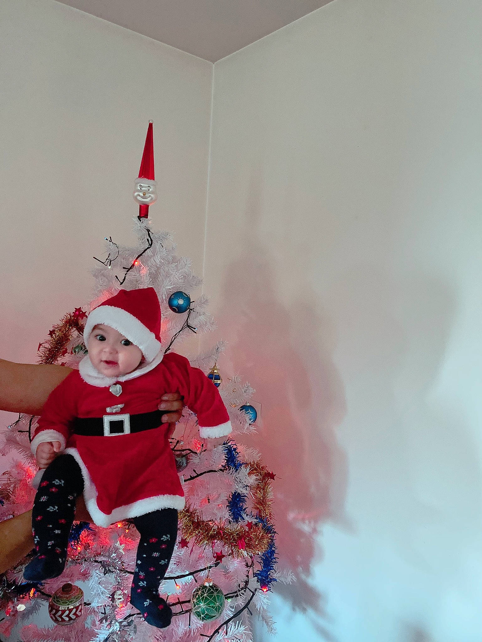 Silya participe au concours pour gagner de l'argent avec cette photo : art, baby_toddler_clothing, christmas_decoration, christmas_eve, christmas_ornament, costume_hat, event, fictional_character, fun, happy, hat, headwear, holiday, holiday_ornament, magenta, ornament, paint, party_supply, person, santa_claus