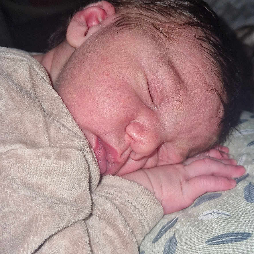 Seylan Ayachi participe au concours pour gagner de l'argent avec cette photo : baby, child, closeup, clothing, cozy, cute, face, feathers, hand, indoors, infant, newborn, pattern, peaceful, pillow, portrait, resting, skin, sleeping, soft