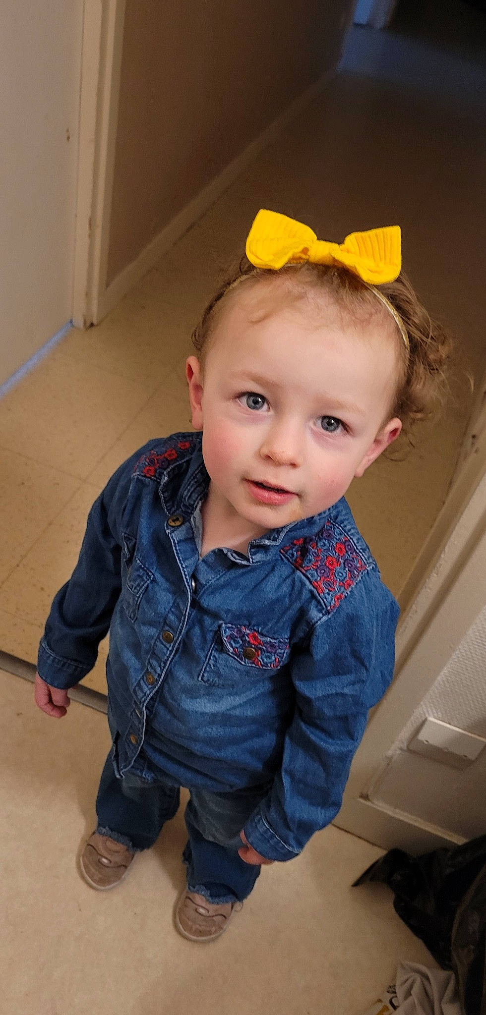 Allison participe au concours pour gagner de l'argent avec cette photo : baby, baby_toddler_clothing, blond, cheek, child, chin, clothing, cool, flash_photography, flooring, fun, hair, happy, headband, iris, nose, person, skin, sleeve, standing