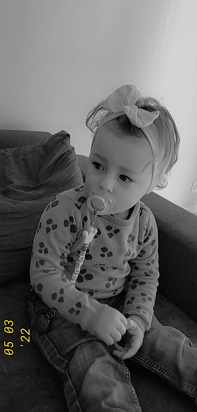 Allison participe au concours pour gagner de l'argent avec cette photo : arm, baby, baby_toddler_clothing, blond, comfort, couch, eye, face, flash_photography, grey, happy, headgear, iris, lip, monochrome, monochrome_photography, person, sitting, skin, sleeve