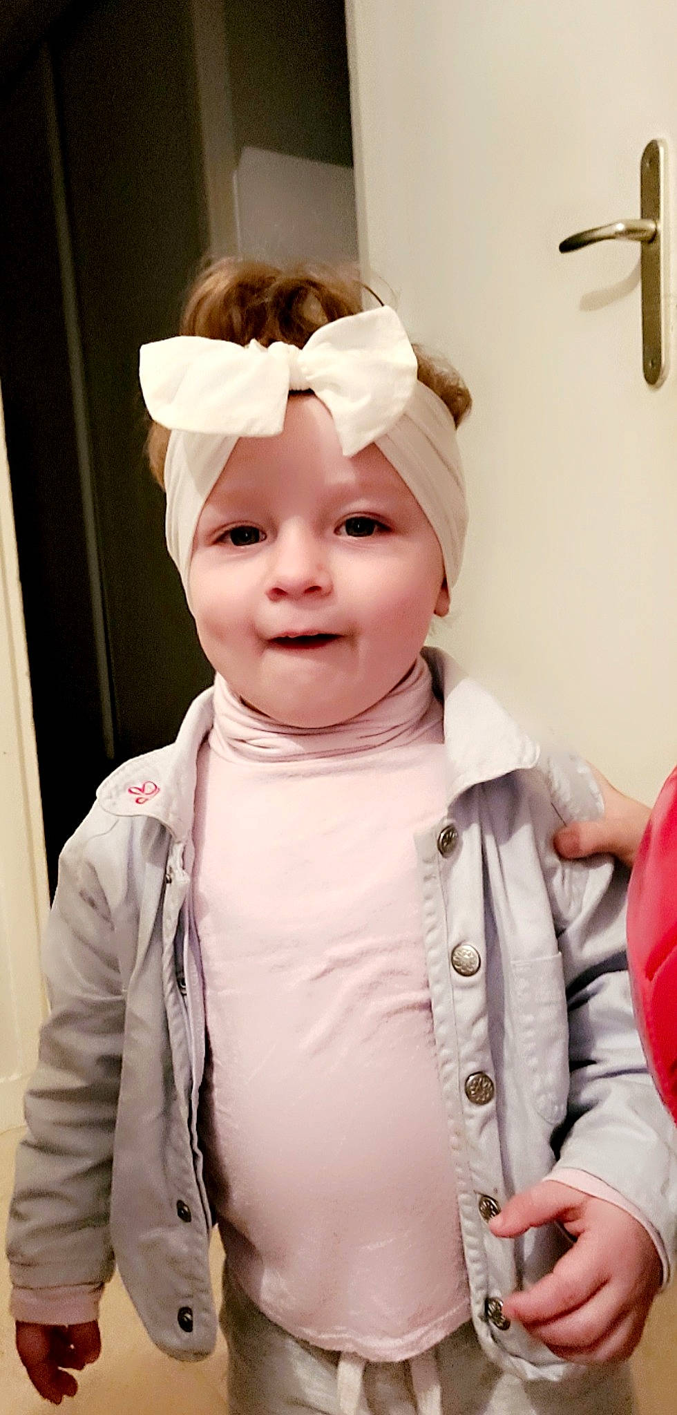 Allison a rejoint le concours — aidez-le/la à gagner de superbes lots ! baby, baby_toddler_clothing, child, costume, costume_hat, event, fashion_accessory, fun, gesture, glove, happy, headband, headwear, human_body, people, person, pink, room, sleeve, smile