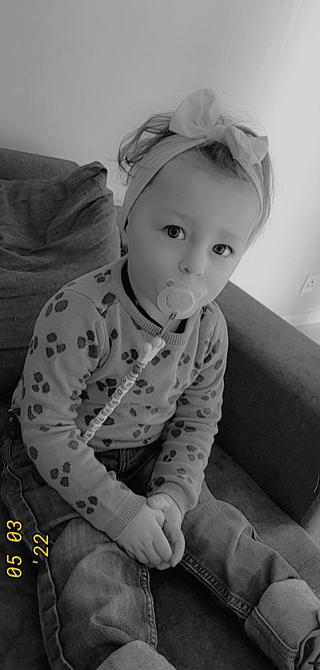 Allison participe au concours pour gagner de l'argent avec cette photo : arm, baby, baby_toddler_clothing, black_and_white, clothing, comfort, cool, flash_photography, fun, hair, happy, iris, lip, mammal, person, skin, sleeve, smile, style, toddler