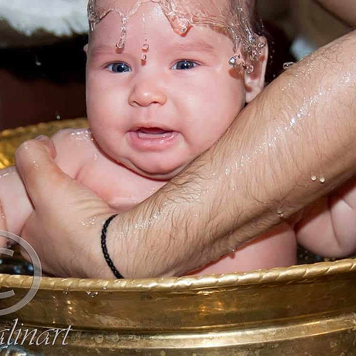Davide participe au concours pour gagner de l'argent avec cette photo : adult, arm, baby, bath, blue_eyes, child, closeup, droplets, expression, golden_basin, hand, holding, human, infant, person, skin, splash, support, water, wet_skin