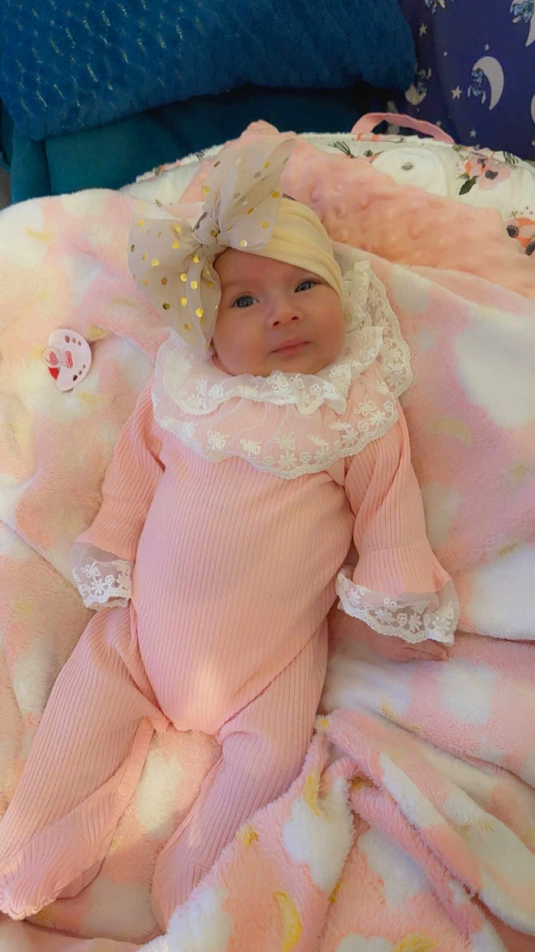 Carla Maria a rejoint le concours — aidez-le/la à gagner de superbes lots ! baby, infant, pink_outfit, headband, bow, lace, blanket, soft_texture, pastel_colors, cute, portrait, lying_down, comfortable, face, young_child, indoors, clothing, sleepwear, baby_accessory, expression