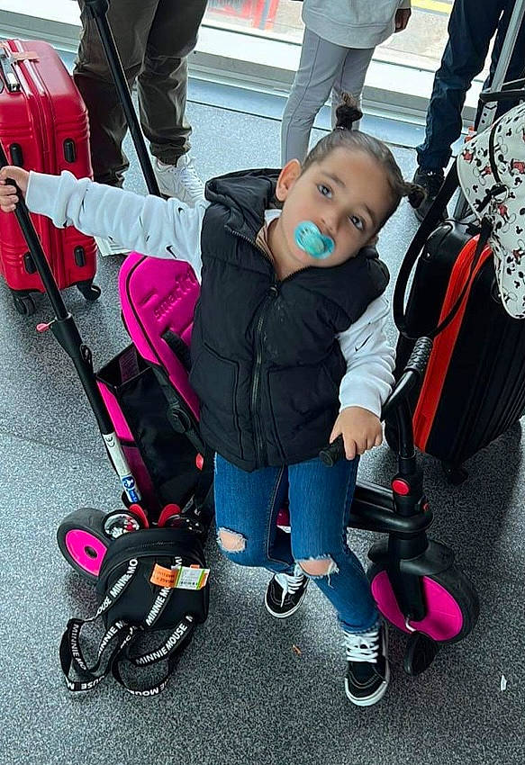 Nour a rejoint le concours — aidez-le/la à gagner de superbes lots ! baby_carriage, baby_products, bag, boot, carmine, child, comfort, event, footwear, fun, knee, leisure, luggage_and_bags, person, personal_protective_equipment, recreation, shoe, sneakers, tire, toddler