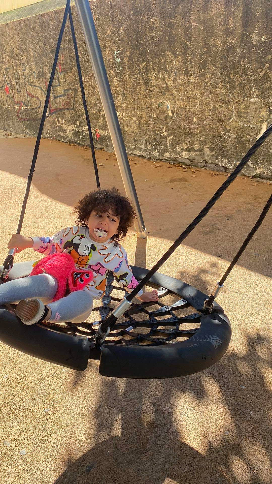 Nour a rejoint le concours — aidez-le/la à gagner de superbes lots ! auto_part, automotive_tire, automotive_wheel_system, bicycle_tire, city, fun, landscape, leisure, outdoor_play_equipment, person, recreation, rim, sitting, spoke, swing, synthetic_rubber, tire, tire_care, toddler, tread