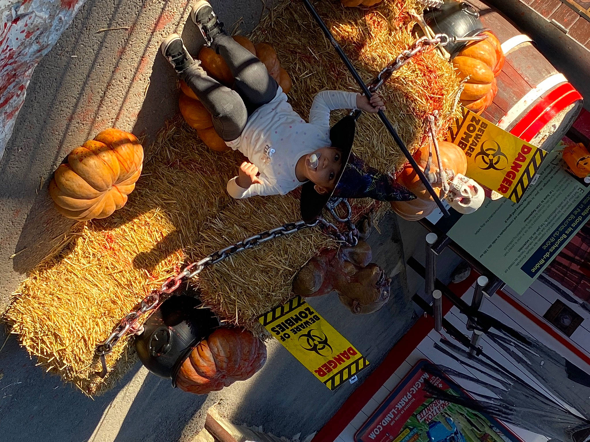 Nour participe au concours pour gagner de l'argent avec cette photo : headwear, human_leg, metal, person, plastic, wood, world