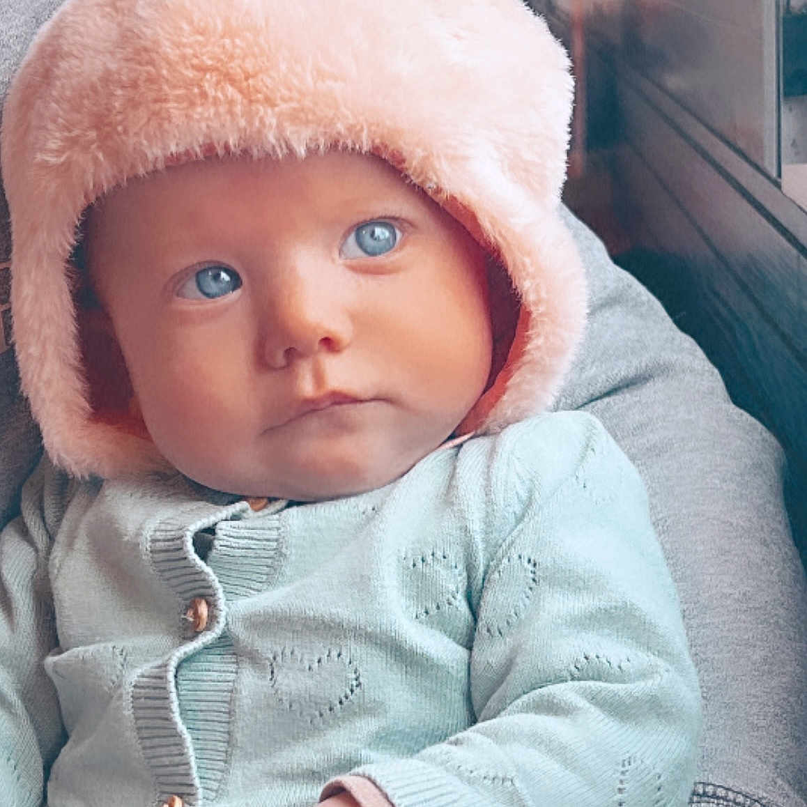 Ella a rejoint le concours — aidez-le/la à gagner de superbes lots ! baby, bonnet, cap, clothing, coat, face, happy, hat, head, hood, hoodie, jacket, knitwear, pants, person, photography, portrait, smile, sweater, sweatshirt