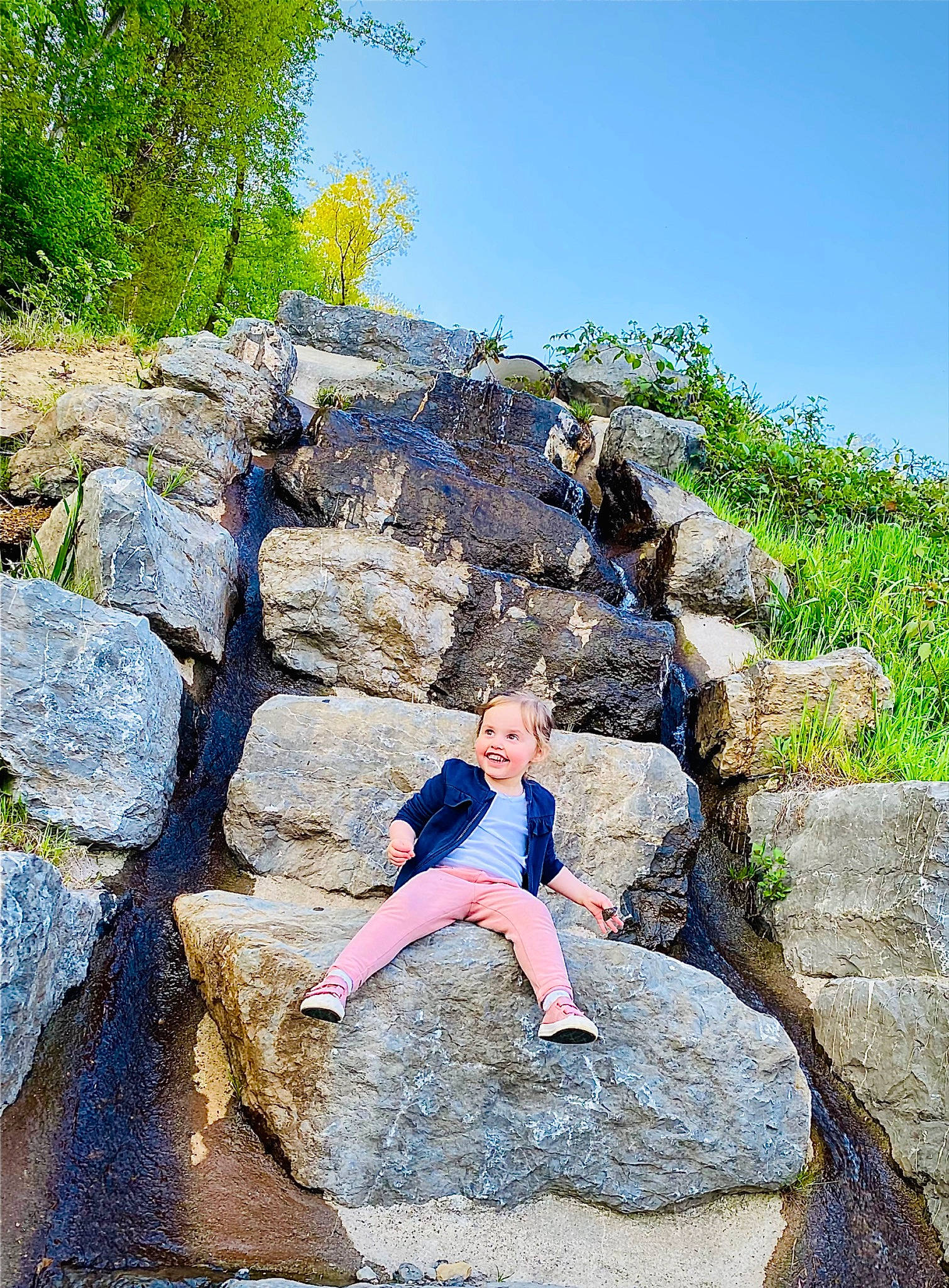 Manon participe au concours pour gagner de l'argent avec cette photo : adventure, bedrock, formation, fun, grass, joy, klippe, landscape, leisure, outcrop, outdoor_recreation, people_in_nature, person, plant, plant_community, recreation, shorts, sky, stone_wall, terrain