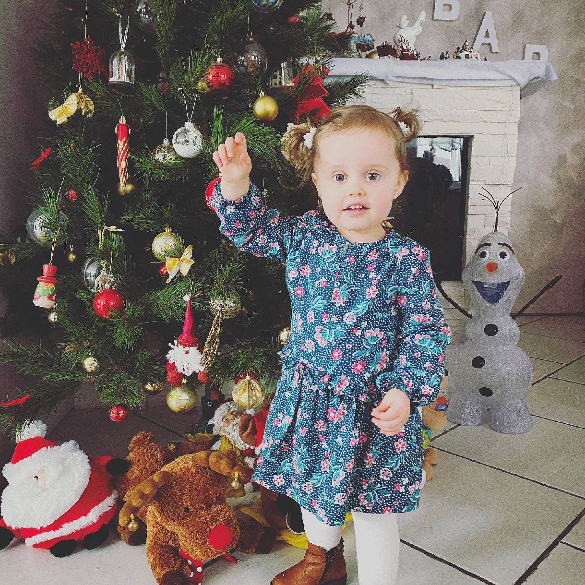 Manon participe au concours pour gagner de l'argent avec cette photo : baby_toddler_clothing, christmas, christmas_decoration, christmas_eve, christmas_ornament, christmas_tree, conifer, event, evergreen, face, holiday, holiday_ornament, mammal, ornament, pattern, person, room, sleeve, toddler, toy