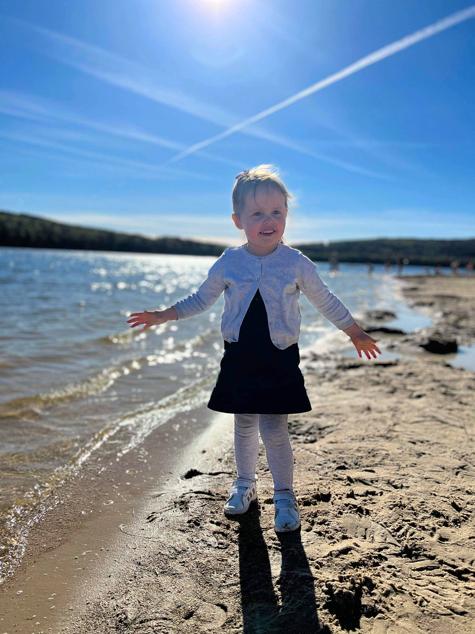 Manon participe au concours pour gagner de l'argent avec cette photo : beach, cloud, electric_blue, flash_photography, fun, gesture, happy, horizon, landscape, leg, morning, natural_environment, nature, people_in_nature, person, shore, sky, sunlight, toddler, tree