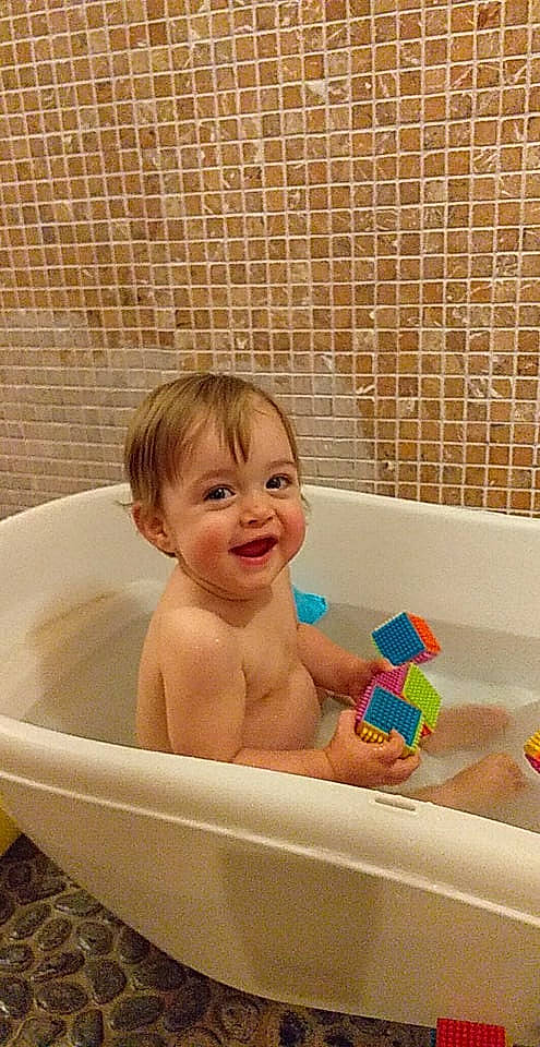 Claire a rejoint le concours — aidez-le/la à gagner de superbes lots ! baby, baby_bathing, baby_products, bath_toy, bathing, bathroom, bathtub, child, fluid, fun, happy, joy, leisure, liquid, person, personal_care, plumbing, plumbing_fixture, skin, smile