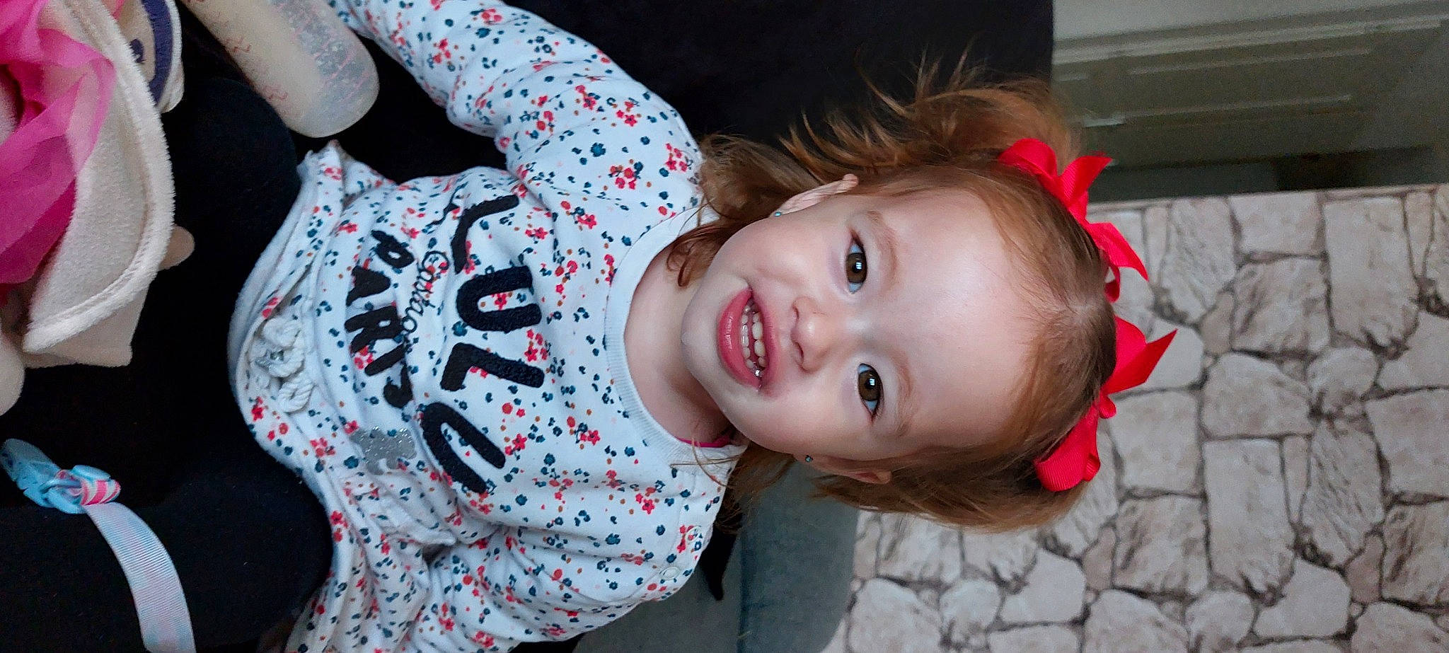 Octavia a rejoint le concours — aidez-le/la à gagner de superbes lots ! cheek, chin, eye, face, facial_expression, hair, hairstyle, hand, happy, head, human, lip, mouth, nose, organ, person, plant, skin, sleeve, smile