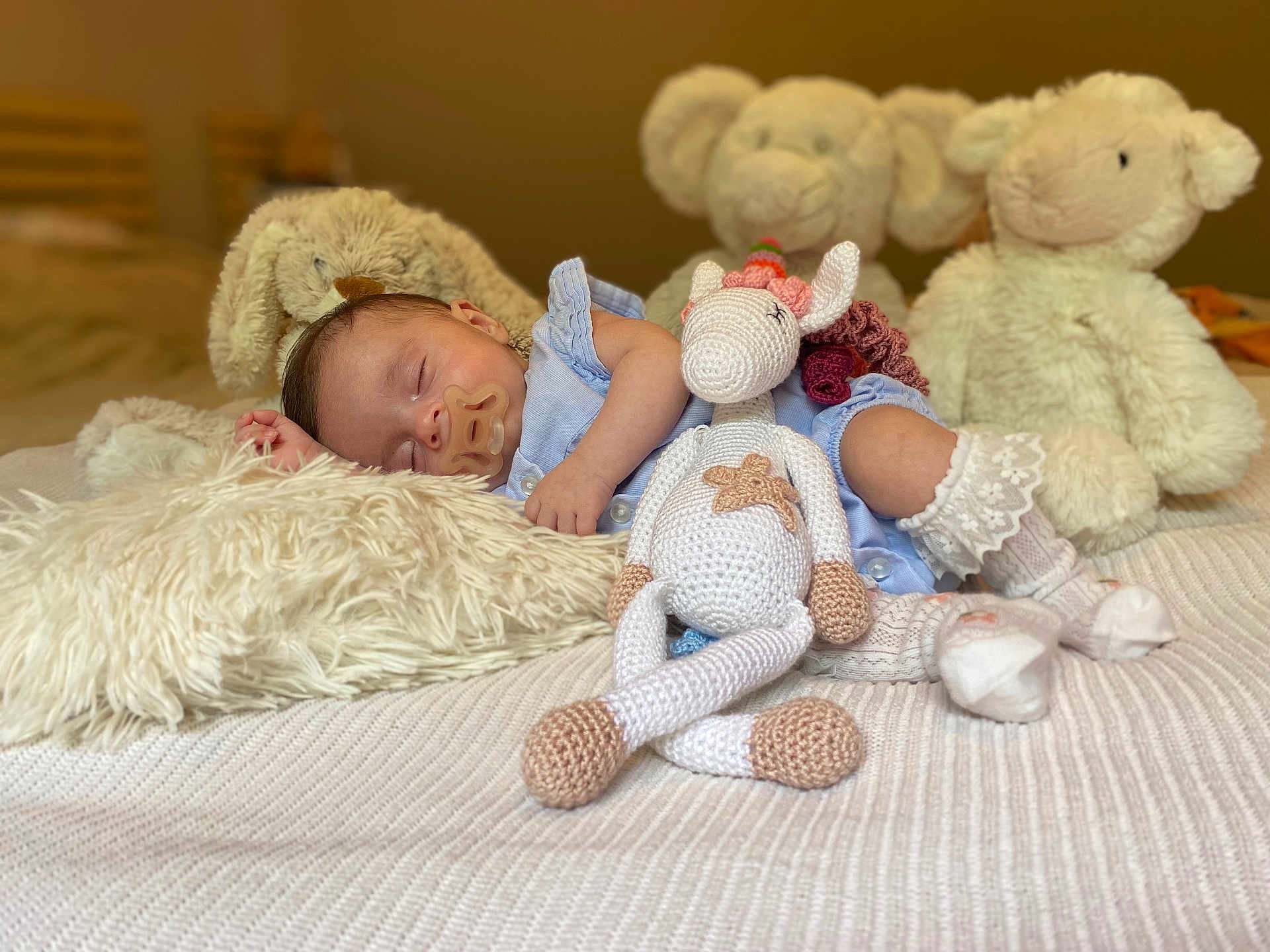 Anna a rejoint le concours — aidez-le/la à gagner de superbes lots ! baby, sleeping, pacifier, stuffed_animal, crocheted_toy, unicorn, plush, pillow, bed, blanket, socks, blue_clothing, soft_toys, child, indoor, cozy, cute, rest, infant, nursery